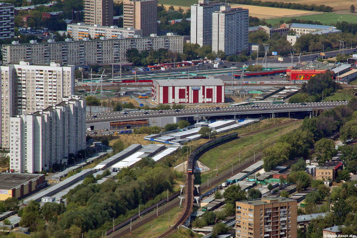 ЭТ2М, заходящий на эстакаду